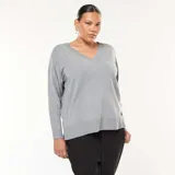 Sweater de punto fino color gris, con escote en V y mangas largas de corte holgado.