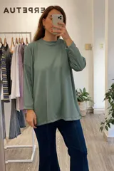 Remera larga color verde con textura acanalada y corte oversize.