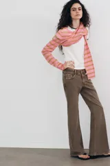 Jeans de tiro bajo con diseño bootcut y acabado flare en el bajo. Cuenta con cinco bolsillos, trabillas para cinturón y cierre frontal con cremallera y botón metálico.