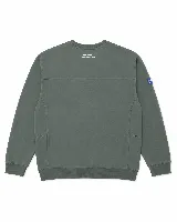 Buzo de algodón color terracota, con corte oversize, cuello redondo y puños acanalados. Presenta un pequeño estampado tipográfico en el centro del pecho y un parche con logo en la manga derecha.