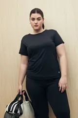 Remera deportiva negra de manga corta, corte holgado y logo pequeño en el lateral.