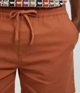 Bermuda de playa para hombre, confeccionada en algodón con textura, cuenta con cintura elástica y bolsillos laterales.