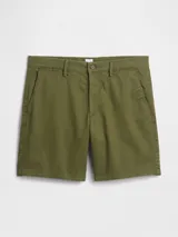 Short de gabardina color verde oliva, con cierre de botón y cremallera, bolsillos laterales y traseros, de corte clásico.