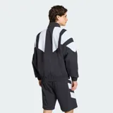 Campera deportiva Adidas Blocked de diseño bicolor en negro y blanco, con cuello alto, cierre frontal y bolsillos laterales. Presenta el logo del Trifolio bordado en el pecho.