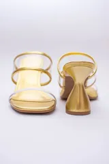 Sandalias plateadas con taco de forma geométrica y tiras transparentes.