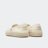 Alpargata Toms color beige con detalles de rayas metálicas, suela de goma y entresuela con envoltura de cuerda natural.