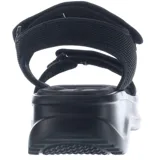 Sandalias de plataforma baja con tiras de ajuste con velcro en el empeine y el talón, confeccionadas en material textil tipo mesh y base de goma.