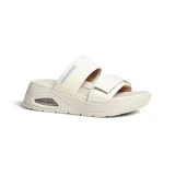Sandalia casual de cuero color beige, con dos tiras anchas en el empeine, plataforma con cámara de aire visible en el talón y cierre de velcro ajustable.