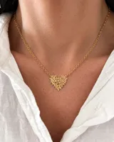 Collar de goldfilled dorado con cadena de eslabones y dije en forma de corazón calado con la palabra 'Mom' repetida.