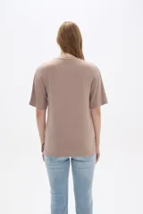 Remera color tostado de viscosa con textura acanalada, manga corta, corte holgado y cuello redondo.