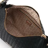 Bolso de hombro negro con textura tejida tipo trenzado. Presenta un asa de hombro delgada y herrajes metálicos dorados. En el frente lleva el logo triangular de Guess en metal dorado.