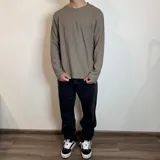 Buzo negro de micropanal con cuello redondo y mangas largas.