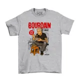 Remera de algodón color gris melange con estampa frontal ilustrada de Anthony Bourdain comiendo fideos, con el texto 'Bourdain' en color rojo.