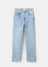 Jeans tiro medio color celeste lavado, corte recto y estilo clásico de cinco bolsillos.