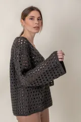 Buzo gris de tejido calado con escote en V y detalle de cinta intercalada al tono.