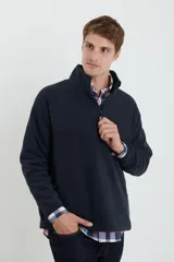 Sweater azul de polar con cuello alto y cierre parcial con cremallera.