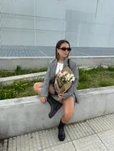 Botas Chelsea de caña media color negro, con elásticos laterales y suela track. Fabricadas en cuero vegano.