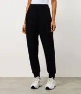 Pantalón deportivo tipo jogger color bordó, confeccionado en tejido de modal con poliéster y elastano. Presenta cintura fija, recortes estratégicos en el diseño y terminación ajustada en la botamanga.