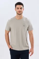 Remera gris oscuro de manga corta y cuello redondo, con un estampado gráfico en la espalda que incluye un paisaje de montaña y la leyenda "Take time to chill vibes cool down".