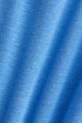 Remera de punto suave de algodón, color celeste, con hombros caídos, mangas cortas y detalle de cuello tipo fular con lazo integrado.