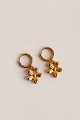 Aros tipo argolla con dije colgante en forma de flor de cinco pétalos con acabado brillante.