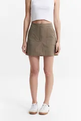 Minifalda color caqui de algodón, con bolsillos delanteros tipo parche.