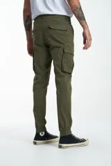 Pantalón cargo gris oscuro de gabardina con puños elásticos en los tobillos, bolsillos laterales con solapa y bolsillos traseros con solapa.