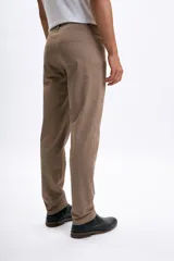 Pantalon de gabardina color tostado, de corte recto y diseño clásico de cinco bolsillos con cierre de botón y cremallera.