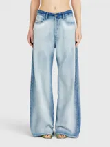 Jeans Diesel modelo 1996 D-Sire de corte ancho, tiro medio y diseño de pernera recta con efecto desteñido y paneles laterales en tono azul más oscuro.