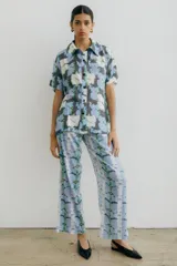 Pantalón de fibrana con estampado abstracto en tonos celestes, blancos y grises. Corte recto y holgado.