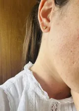 Aros tipo botón de plata 925 con baño de oro de 18 kilates, diseño liso en forma de gota.