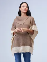 Poncho tejido colorblock, marrón y beige, con cuello vuelto asimétrico.
