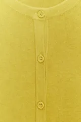 Chaqueta de punto color azul marino, con cuello redondo, manga larga y cierre frontal con botones. Los acabados son en rib a tono.