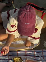 Gorra de béisbol color bordó lavado, con la palabra "MILO" bordada en blanco en el frente.