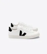Championes Veja modelo Campo Leather, color blanco con la característica "V" en contraste negro en el lateral y detalle negro en el talón.