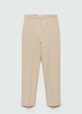 Pantalon de vestir de corte recto y tiro medio, color beige, con bolsillos laterales y bolsillos de ribete en la parte posterior.