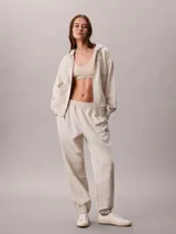 Jogger de felpa de mezcla de algodón en color beige, con cintura elástica, bolsillos laterales, puños en los tobillos y monograma CK estampado en la pierna izquierda.