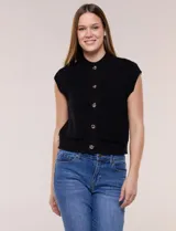 Chaleco de punto waffle color negro, sin mangas, con cuello alto, cierre frontal de botones metálicos dorados y bolsillos frontales aplicados.
