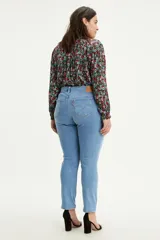 Jeans de corte skinny con tiro medio, confeccionados en denim de lavado medio claro. Presentan diseño de cinco bolsillos, cierre frontal con botón y cremallera, y costuras reforzadas.