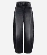 Pantalón de jean con corte barrel, de cintura alta y diseño amplio que se estrecha en el ruedo. Presenta un lavado desteñido con efecto desgastado, cierre frontal con botón y cremallera, trabillas para cinturón y bolsillos funcionales.
