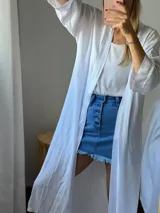 Minifalda de jean azul con botones frontales y ruedo desflecado.