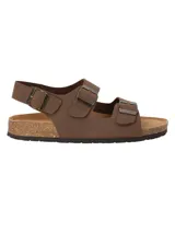 Sandalias de cuero color café RKF modelo Commet, con diseño de doble tira ajustable con hebilla metálica y tira trasera en el talón. Cuenta con base anatómica de corcho y suela de goma.