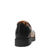 Sandalias de cuero combinadas en tonos marrón y beige, con diseño de recortes laterales y textura tipo cocodrilo. Presentan una suela track negra robusta y detalle de costuras decorativas en el lateral.