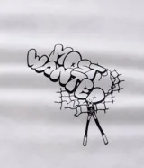 Remera de corte relajado color blanco, con cuello redondo y manga corta. Presenta un estampado pequeño en el centro del pecho con la inscripción 'Most Wanted' y el diseño de los Hermanos Metralla.