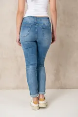 Pantalón jean de tiro alto, corte skinny y color azul claro.