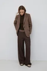 Polera de manga larga con cuello alto y detalle de volados en el borde. Confeccionada en tejido acanalado de textura suave y ajuste al cuerpo.