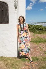 Vestido midi sin mangas con estampado floral multicolor sobre fondo negro y tajos laterales.