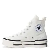 Championes de caña alta Converse modelo Chuck 70 Plus, color blanco con detalles en negro en la suela. Presentan un diseño deconstruido con lona de algodón, puntera de goma y plataforma asimétrica.