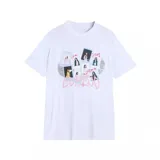 Remera de algodón blanca de manga corta, con cuello redondo. Presenta un estampado frontal con varias fotos estilo Polaroid de Tini Stoessel y la palabra "CURSO" en letras rosadas con brillo.