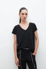 Blusa negra de mangas cortas con escote en V.